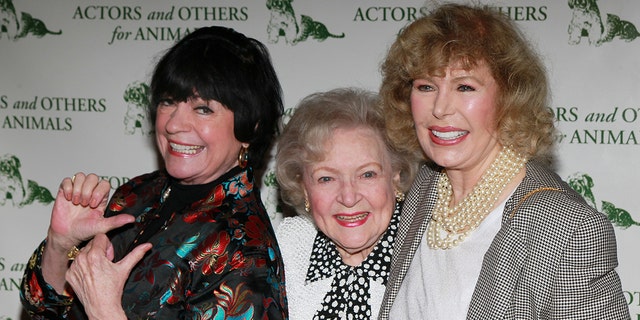 Actresses JoAnne Worley, Betty White and Loretta Swit attend Actors and Others for Animals' 40th anniversary fundraising luncheon at the Universal City Hilton &앰프; Towers on April 9, 2011, in Universal City, 캘리포니아.
