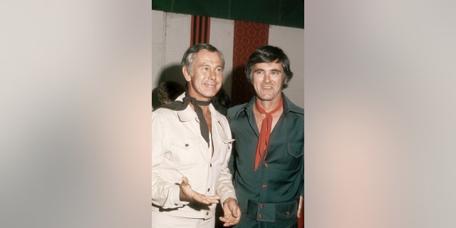 Johnny Carson, host of 'The Tonight Show, chats with his brother director Dick Carson backstage at the Sahara Hotel circa 1973 ラスベガスで, ネバダ. 