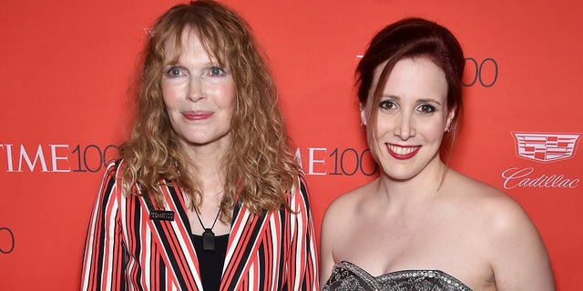 Mia Farrow (sinistra) and her daughter Dylan Farrow.