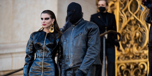 Kanye West e Julia Fox são vistos em Paris em 24 de janeiro.