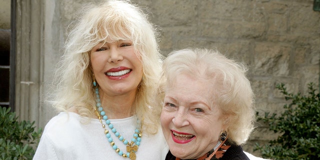 A atriz Loretta Swit (esquerda) e a amante dos animais Betty White, por volta de 2006.