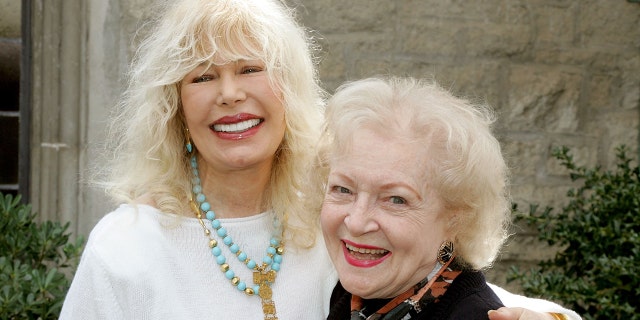 Actress Loretta Swit (왼쪽) and fellow animal lover Betty White, ...경 2006.