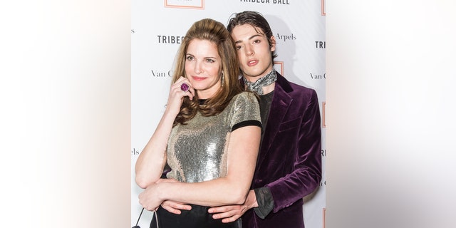 Model Stephanie Seymour and son Harry Brant attend the 2015 Tribeca Ball at New York Academy of Art on April 13, 2015, in die stad New York. 