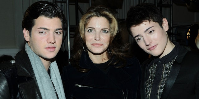 Stephanie Seymour with sons Peter Brant (왼쪽) and Harry Brant.
