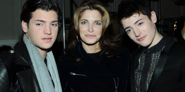 Stephanie Seymour with sons Peter Brant (左) and Harry Brant.