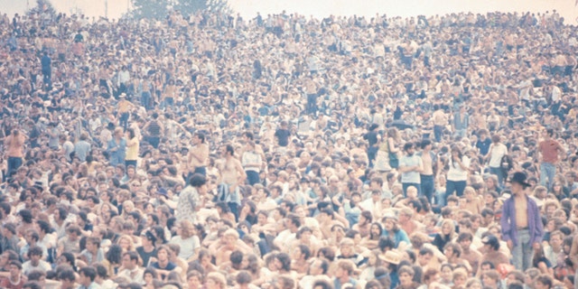 The crowd at the Woodstock music festival, 8月 1969.