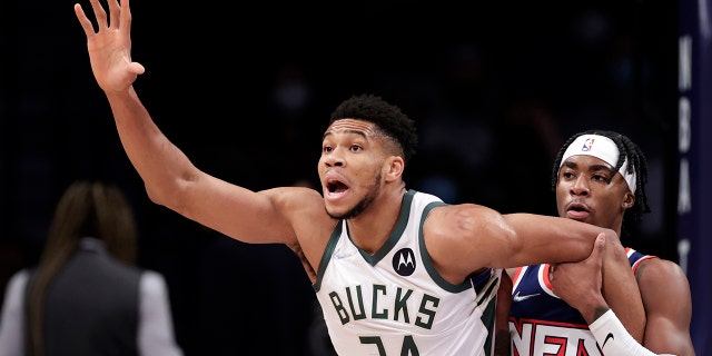 Milwaukee Bucks forward Giannis Antetokounmpo (34) calls for the ball in front of Brooklyn Nets guard David Duke Jr. during the first half of an NBA basketball game Friday, 1月. 7, 2022, ニューヨークで.