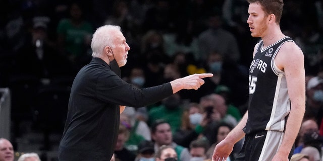 San Antonio Spurs head coach Gregg Popovich gestures towards San Antonio Spurs center Jakob Poeltl (25) during the first half of an NBA basketball game, 수요일, 1 월. 5, 2022, in Boston.