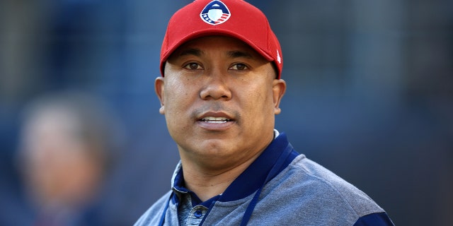 Former NFL player and and player relations executive Hines Ward watches action prior to an Alliance of American Football game between the San Diego Fleet and the San Antonio Commanders at SDCCU Stadium on February 24, 2019 샌디에이고, 캘리포니아.