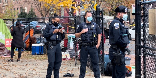 Metropolitan Police Department officers near a homeless encampment. (Fox News/Ethan Barton)