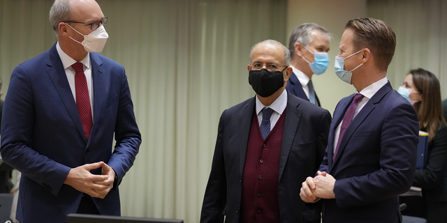 Ireland's Foreign Minister Simon Coveney, 왼쪽, speaks with Cypriot Foreign Minister Ioannis Kasoulides, 센터, and Denmark's Foreign Minister Jeppe Kofod during a meeting of EU foreign ministers at the European Council building in Brussels on Monday.