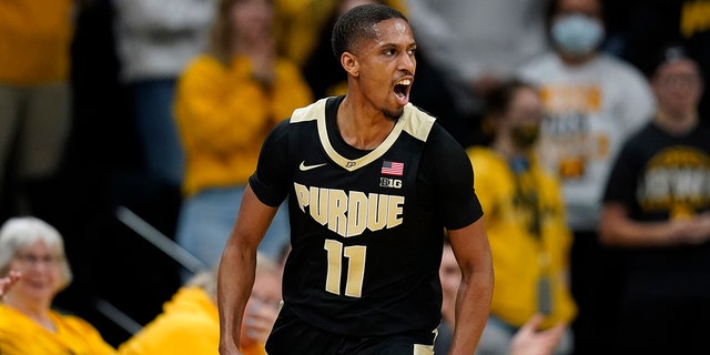 Purdue guard Isaiah Thompson (11) celebrates after making a 3-point basket during the second half of an NCAA college basketball game against Iowa, Donderdag, Jan.. 27, 2022, in Iowa City, Iowa.