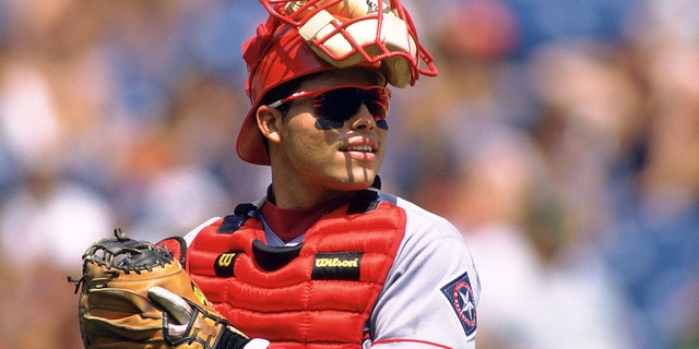 Ivan Rodriguez of the Texas Rangers looks on during an MLB game at Comiskey Park in Chicago, 伊利诺伊州. 