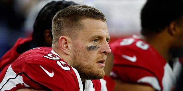 NIE 'N WOORD NIE. Watt #99 of the Arizona Cardinals looks on from the sidelines against the Los Angeles Rams during the third quarter in the NFC Wild Card Playoff game at SoFi Stadium on January 17, 2022 in Inglewood, Kalifornië.