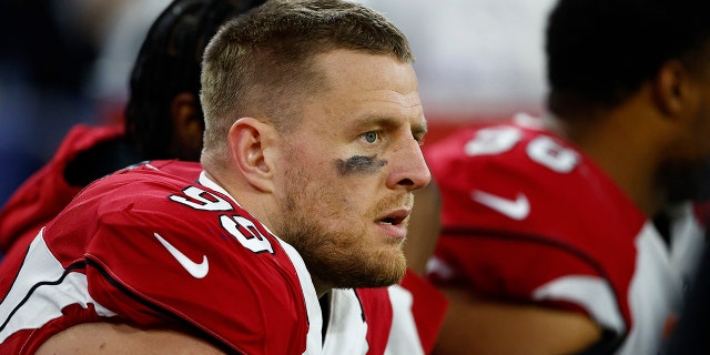 一句话. 瓦 #99 of the Arizona Cardinals looks on from the sidelines against the Los Angeles Rams during the third quarter in the NFC Wild Card Playoff game at SoFi Stadium on January 17, 2022 (英格尔伍德), 加利福尼亚州.