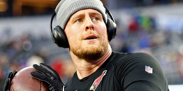 一句话. 瓦 #99 of the Arizona Cardinals warms up before the game against the Los Angeles Rams in the NFC Wild Card Playoff game at SoFi Stadium on January 17, 2022 (英格尔伍德), 加利福尼亚州.