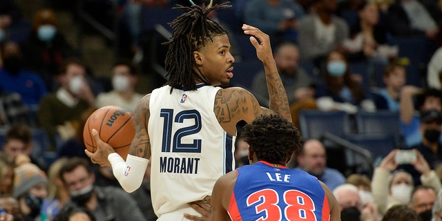 Memphis Grizzlies guard Ja Morant (12) handles the ball against Detroit Pistons guard Saben Lee (38) in the second half of an NBA basketball game Thursday, 1月. 6, 2022, メンフィスで, テネシー.