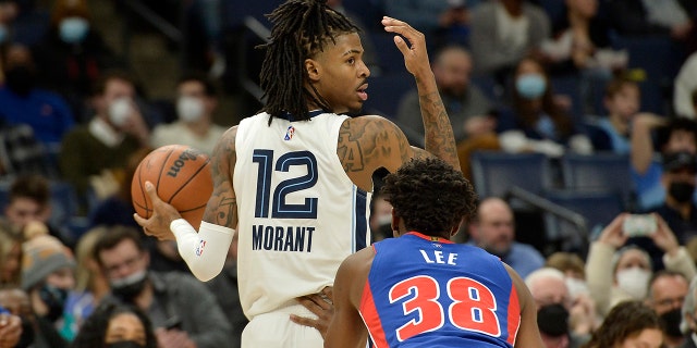 Memphis Grizzlies guard Ja Morant (12) handles the ball against Detroit Pistons guard Saben Lee (38) in the second half of an NBA basketball game Thursday, ene. 6, 2022, en Memphis, Tenn.