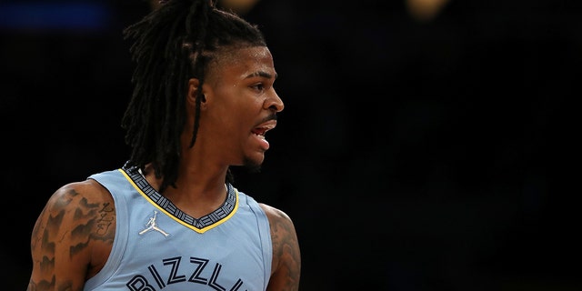 Ja Morant #12 of the Memphis Grizzlies reacts to a play during the first quarter against the Los Angeles Lakers at Crypto.com Arena on January 09, 2022 로스 앤젤레스, 캘리포니아.