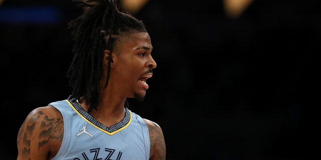 Ja Morant #12 of the Memphis Grizzlies reacts to a play during the first quarter against the Los Angeles Lakers at Crypto.com Arena on January 09, 2022 로스 앤젤레스, 캘리포니아.
