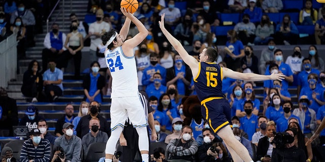 UCLA guard Jaime Jaquez Jr. (24) shoots against California forward Grant Anticevich (15) during the first half of an NCAA college basketball game in Los Angeles, jueves, ene. 27, 2022.