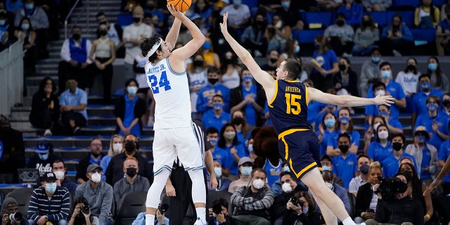 UCLA guard Jaime Jaquez Jr. (24) shoots against California forward Grant Anticevich (15) during the first half of an NCAA college basketball game in Los Angeles, 星期四, 一月. 27, 2022.