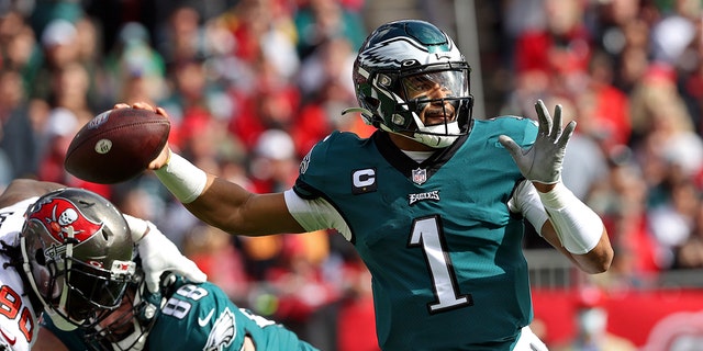 Philadelphia Eagles quarterback Jalen Hurts (1) throws a pass against the Tampa Bay Buccaneers during the first half of an NFL wild-card football game Sunday, 1 월. 16, 2022, 탬파, Fla. 