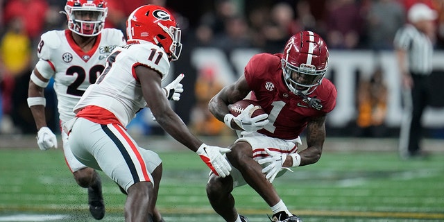 Alabama's Jameson Williams leaves national title game with apparent ...