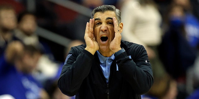 Villanova head coach Jay Wright directs his team against Seton Hall during the first half of an NCAA college basketball game Saturday, 一月. 1, 2022, in Newark, 新泽西.