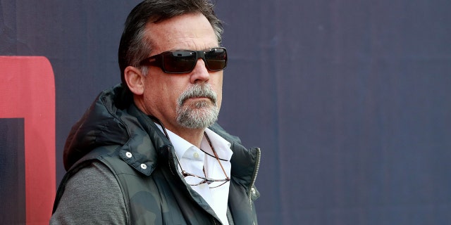 Jeff Fisher, former NFL head coach, watches the action from the sideline during an Alliance of American Football game between the Memphis Express and the San Diego Fleet at Liberty Bowl Memorial Stadium March 2, 2019, メンフィスで.