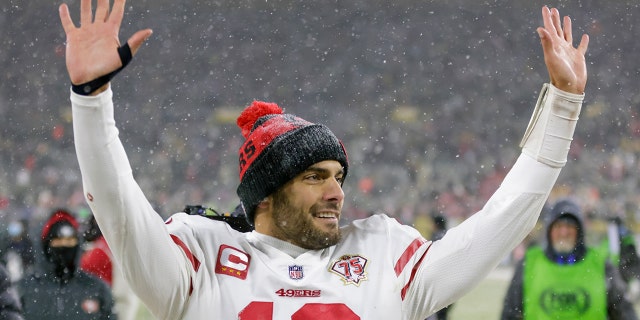 San Francisco 49ers' Jimmy Garoppolo celebrates after an NFC divisional playoff NFL football game Saturday, 1月. 22, 2022, ラムズのオデルベッカムジュニアが54ヤードのTDで運搬, Wis. The 49ers won 13-10 to advance to the NFC Championship game.