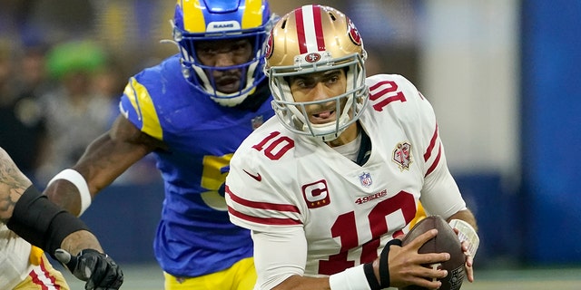 San Francisco 49ers' Jimmy Garoppolo (10) scrambles during the first half of the NFC Championship NFL football game against the Los Angeles Rams Sunday, 1 월. 30, 2022, 잉글 우드, 칼리프.