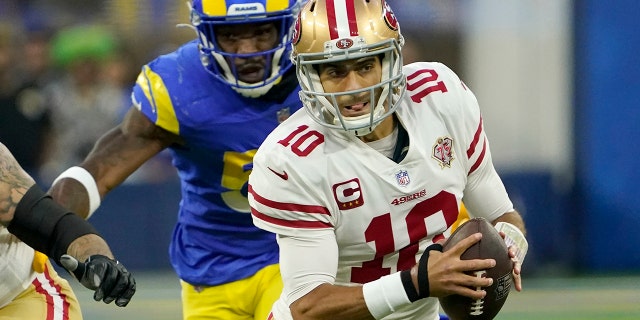 San Francisco 49ers' Jimmy Garoppolo (10) scrambles during the first half of the NFC Championship NFL football game against the Los Angeles Rams Sunday, 一月. 30, 2022, (英格尔伍德), 牛犊.
