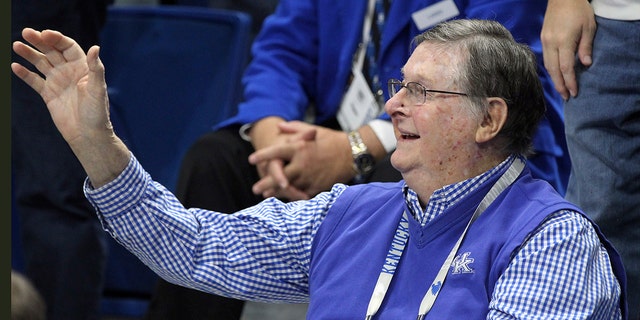 EXPEDIENTE - Former Kentucky coach Joe B. Hall waves to the crowd during the first half of the team's NCAA college basketball game against UAB in Lexington, Kentucky., viernes, nov. 29, 2019. 