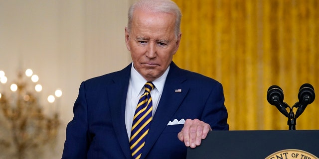 Le président Biden écoute une question lors d'une conférence de presse dans la salle Est de la Maison Blanche à Washington, le mercredi 19 janvier 2022.