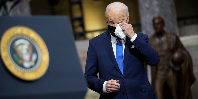 President Biden wipes his eyes as Vice President Kamala Harris speaks from Statuary Hall at the U.S. Capitol to mark one year since the Jan. 6 riot at the Capitol by supporters loyal to then-President Donald Trump, 木曜日, 1月. 6, 2022, ワシントンで. (Drew Angerer/Pool via AP)