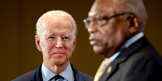 (L-R) Democratic presidential candidate former Vice President Joe Biden looks on as U.S. Rep. and House Majority Whip James Clyburn (D-SC) announces his endorsement for Biden at Trident Technical College February 26, 2020, in North Charleston, South Carolina.