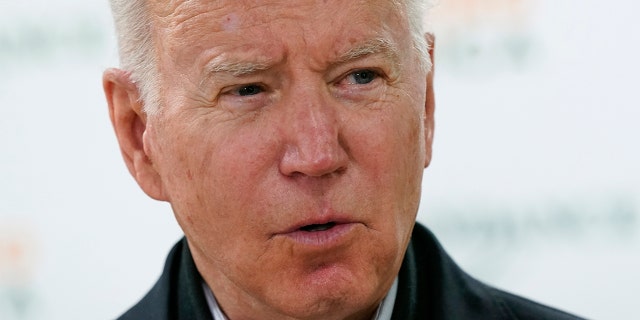 President Biden speaks with members of the press about the Texas synagogue hostage incident before volunteering with first lady Jill Biden at hunger relief organization Philabundance, domingo, ene. 16, 2022, en Filadelfia. (Foto AP/Patrick Semansky)