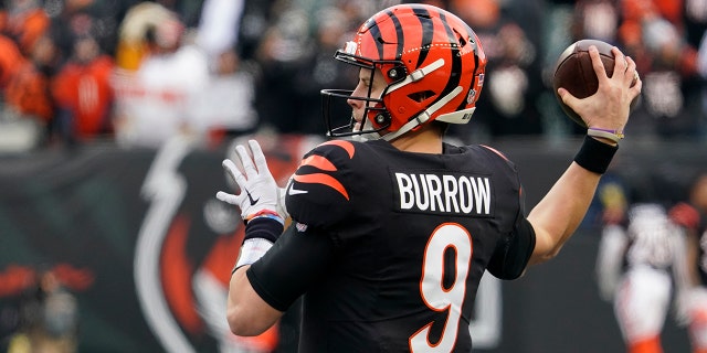 Cincinnati Bengals quarterback Joe Burrow throws before an NFL wild-card playoff football game between the Cincinnati Bengals and the Las Vegas Raiders, sábado, ene. 15, 2022, en Cincinnati.