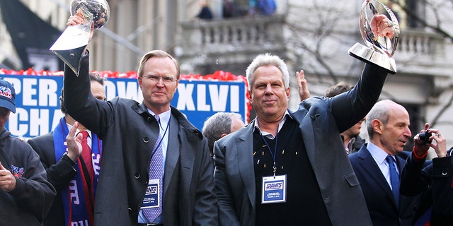 New York Giant co-owners John Mara (L) and Steve Tisch celebrate during the Giants' ticker tape victory parade down the Canyon of Heroes on Feb. 7, 2012, ニューヨーク市で.