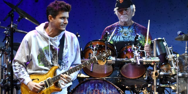 Dead and Company 드러머 Bill Kreutztmann도 취소되기 전에 축제에서 하차했습니다..