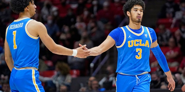 UCLA's Jules Bernard (1) congratulates Johnny Juzang (3), who scored against Utah during the first half of an NCAA college basketball game Thursday, 1月. 20, 2022, in Salt Lake City.