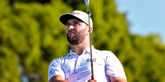 [object Window], of Spain, plays his shot from the 11th tee during the third round of the Tournament of Champions golf event, sábado, ene. 8, 2022, at Kapalua Plantation Course in Kapalua, Hawai. 