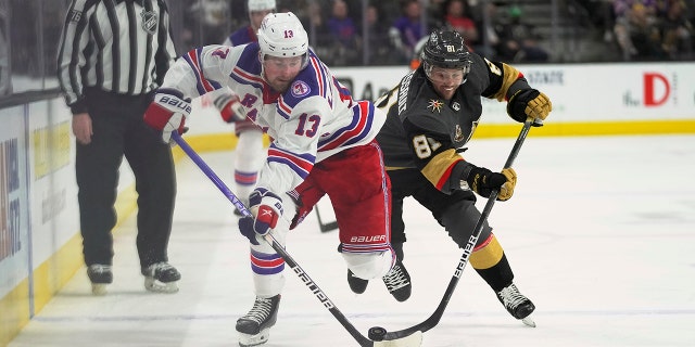 New York Rangers left wing Alexis Lafrenière (13) and Vegas Golden Knights center Jonathan Marchessault (81) compete for the puck during the third period of an NHL hockey game Thursday, 1 월. 6, 2022, 라스 베이거스. The Golden Knights won 5-1.