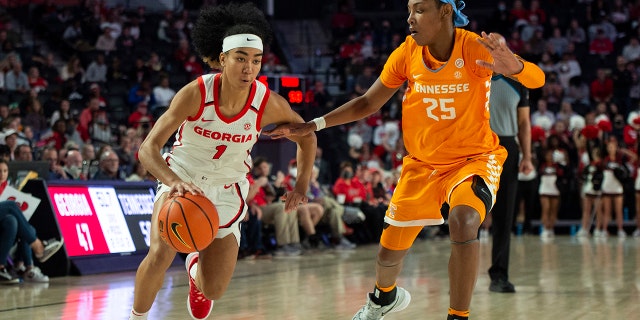 Georgia guard Chloe Chapman (1) drives past Tennessee guard Jordan Horston (25) during the second half of an NCAA college basketball game Sunday, ene. 23, 2022, in Athens, Georgia.