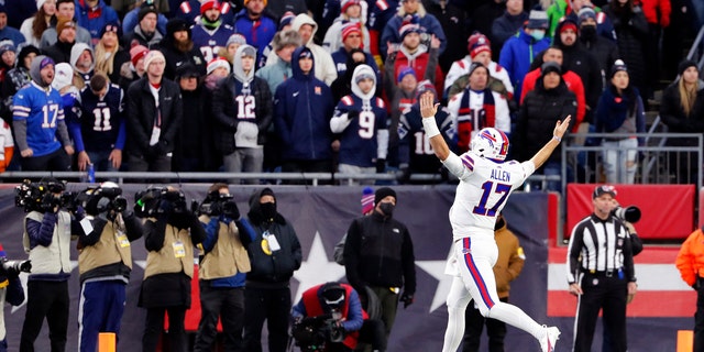 Buffalo Bills quarterback Josh Allen celebrates in front of fans in Foxborough, 弥撒, after a touchdown by tight end Dawson Knox during the second half of a game Dec. 26, 2021.