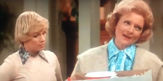 Joyce Bulifant (剩下) and Betty White worked on 'The Mary Tyler Moore' show together