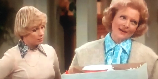 Joyce Bulifant (剩下) and Betty White worked on 'The Mary Tyler Moore' show together