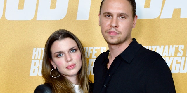 Julia Fox apologized for calling her ex a ‘deadbeat’ in a holiday rant on social media.
