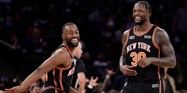 New York Knicks forward Julius Randle (30) and Kemba Walker react during the second half of an NBA basketball game against the Atlanta Hawks on Saturday, 12月. 25, 2021, ニューヨークで. The Knicks won 101-87.